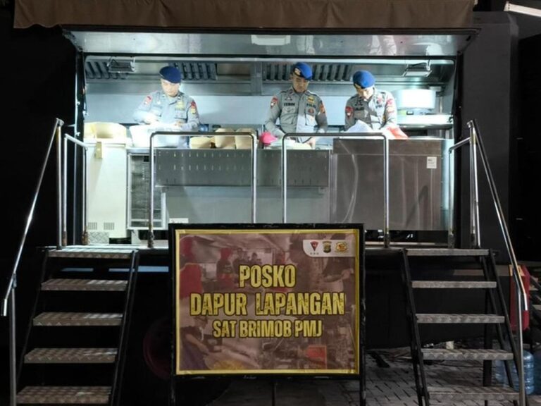 Brimob Polda Metro Dirikan Dapur Lapangan Bantu Warga Terdampak Banjir di Jakarta Utara