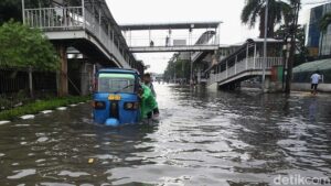 Banjir Jakarta: 22 RT dan 5 Ruas Jalan Masih Terendam Air Setinggi 35 Cm