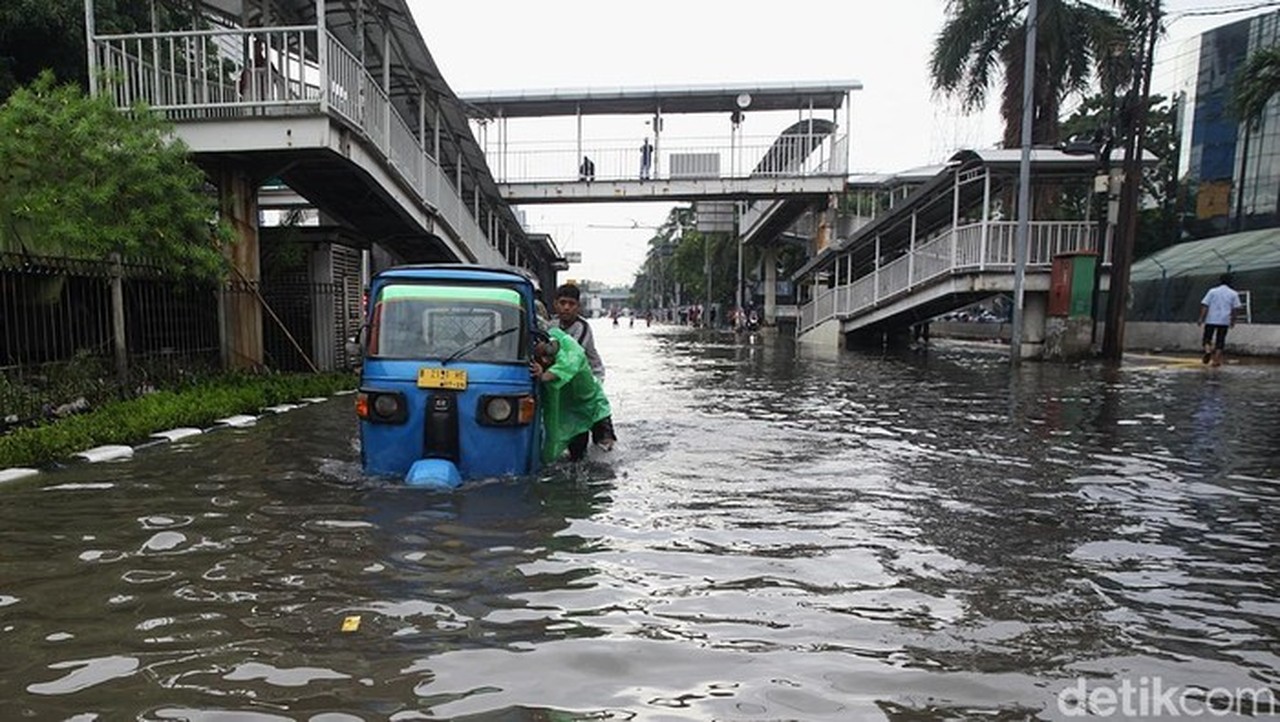 Banjir Jakarta: 22 RT dan 5 Ruas Jalan Masih Terendam Air Setinggi 35 Cm