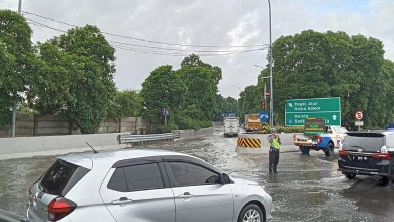 Genangan Air Masih Hambat Lalin Tol Sedyatmo Arah Bandara Soekarno-Hatta Pagi Ini
