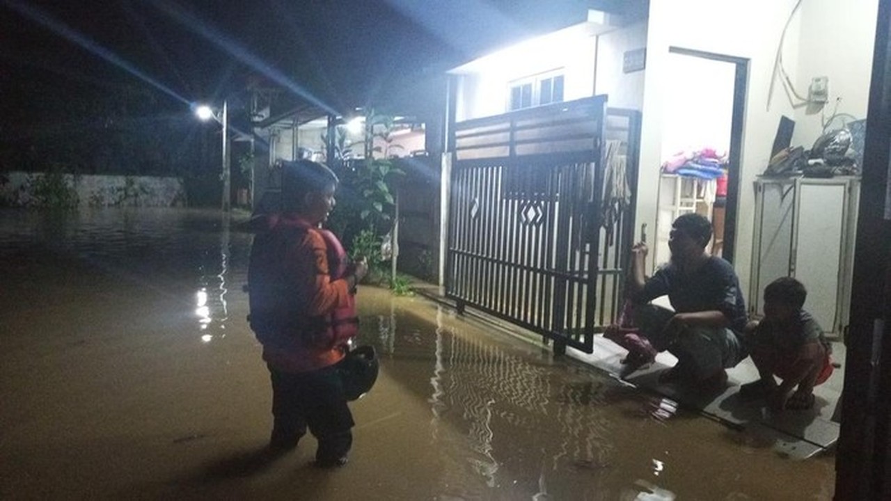 Kali Cimanceri Meluap, Banjir 60 Cm Rendam Ratusan Rumah di Bogor, Warga Mengungsi