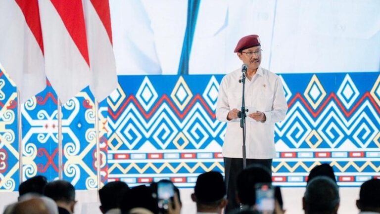 Gus Ipul Laporkan 166 Sekolah Rakyat Beroperasi, Prabowo Subianto Hadiri Peresmian di Banjarbaru Gus Ipul Laporkan 166 Sekolah Rakyat Beroperasi, Prabowo Subianto Hadiri Peresmian di Banjarbaru