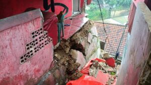 Tebing Pemakaman Longsor di Bogor Akibat Hujan Deras, Aliran Sungai Cikaret Tertutup