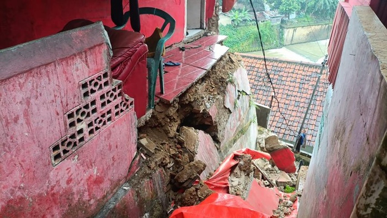 Tebing Pemakaman Longsor di Bogor Akibat Hujan Deras, Aliran Sungai Cikaret Tertutup