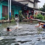 Banjir Pegangsaan Dua Jakarta Utara: Anak-anak Bermain Air, Warga Cuci Peralatan di Tengah Genangan