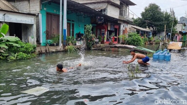Banjir Pegangsaan Dua Jakarta Utara: Anak-anak Bermain Air, Warga Cuci Peralatan di Tengah Genangan
