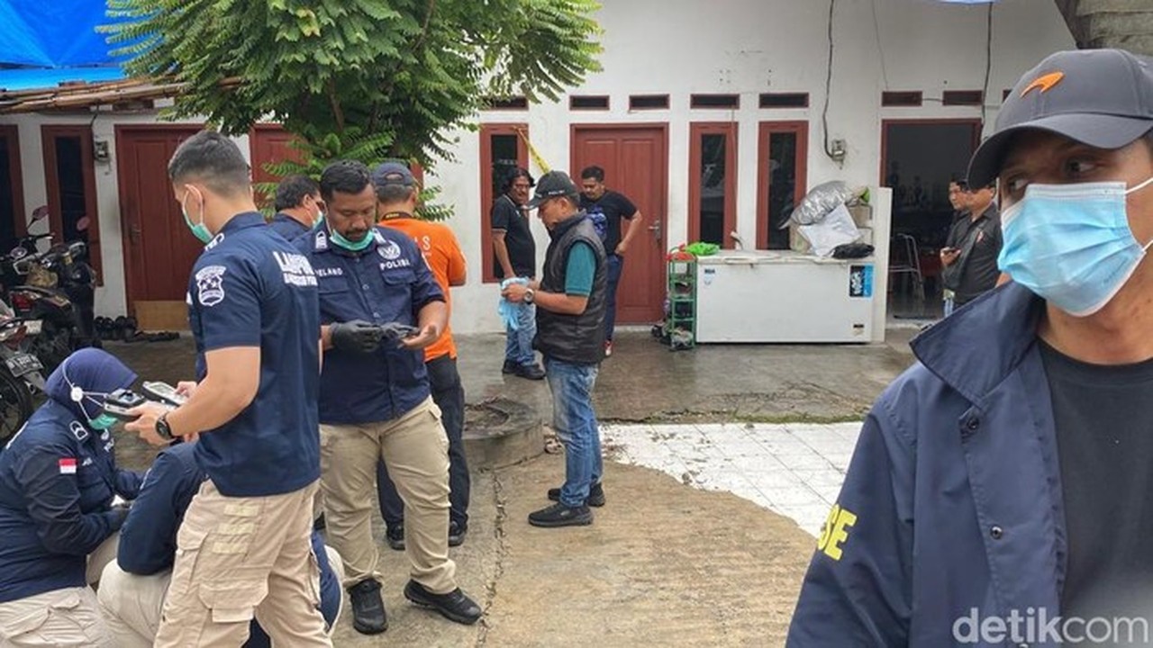 Misteri Kematian Sekeluarga di Jakut: Polisi Periksa 10 Saksi, Anak Ketiga Selamat Misteri Kematian Sekeluarga di Jakut: Polisi Periksa 10 Saksi, Anak Ketiga Selamat