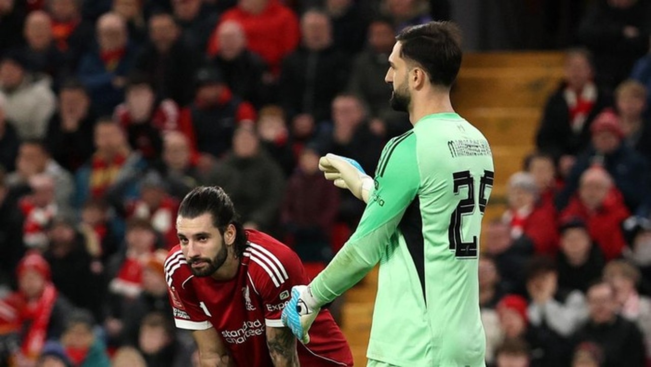 Arne Slot Buka Suara soal Aksi Backheel Nyeleneh Szoboszlai yang Berujung Gol Barnsley