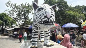 Patung Macan Kediri yang Viral Mirip Kuda Nil Ditawar Rp 180 Juta, Kini Jadi Lokasi Wisata Dadakan