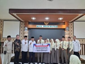 Legislator Gerindra Salurkan PIP di Blitar untuk Perkuat Akses Pendidikan Siswa Madrasah