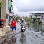 Kakek Nyaris Tenggelam di Jakarta Utara Akibat Banjir Kali Cakung, Warga Pasang Tanda Bambu