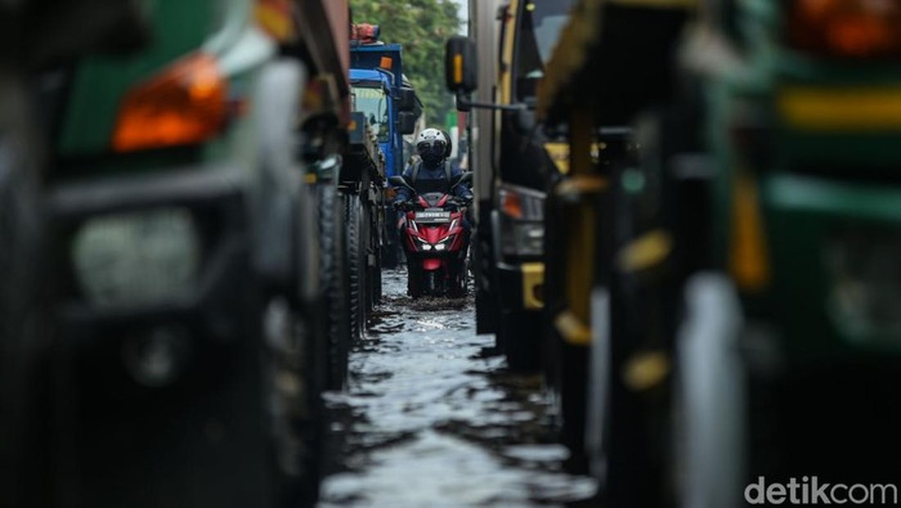 Banjir Meluas di Jakarta: 4 RT Terendam Air Hingga 30 Cm Akibat Hujan Deras