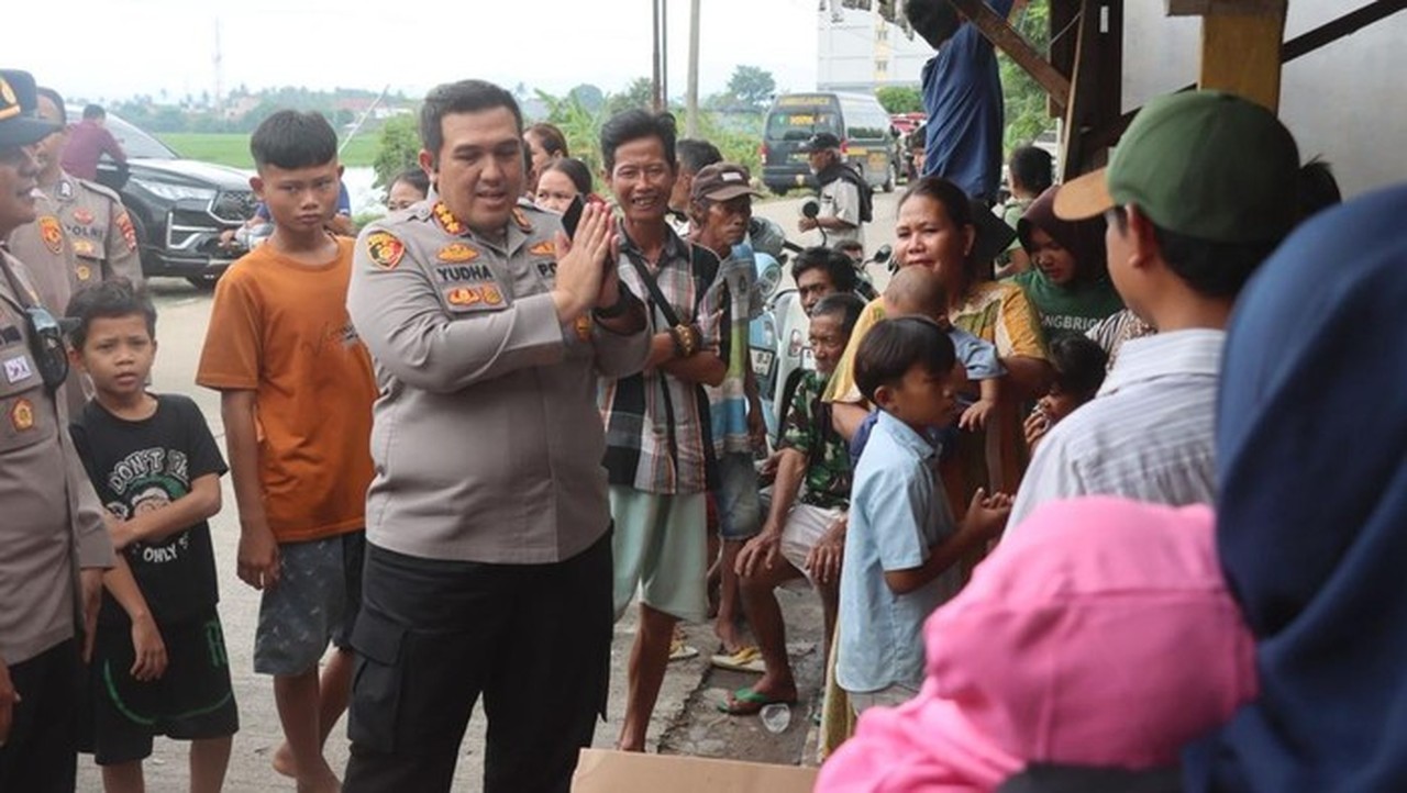 Banjir Kasemen Serang: Polresta Dirikan Posko Kesehatan dan Salurkan Bantuan Sembako