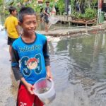 Banjir Pegangsaan Dua: Anak-anak Tangkap Ikan untuk Lauk Gorengan