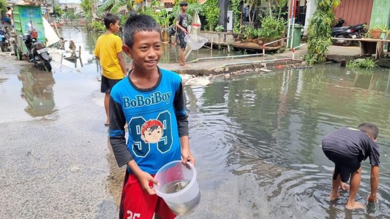 Banjir Pegangsaan Dua: Anak-anak Tangkap Ikan untuk Lauk Gorengan