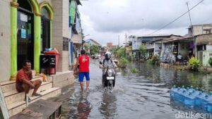 Banjir Jakarta: 3 RT Masih Terendam, 1.685 Warga Mengungsi Akibat Hujan Tinggi