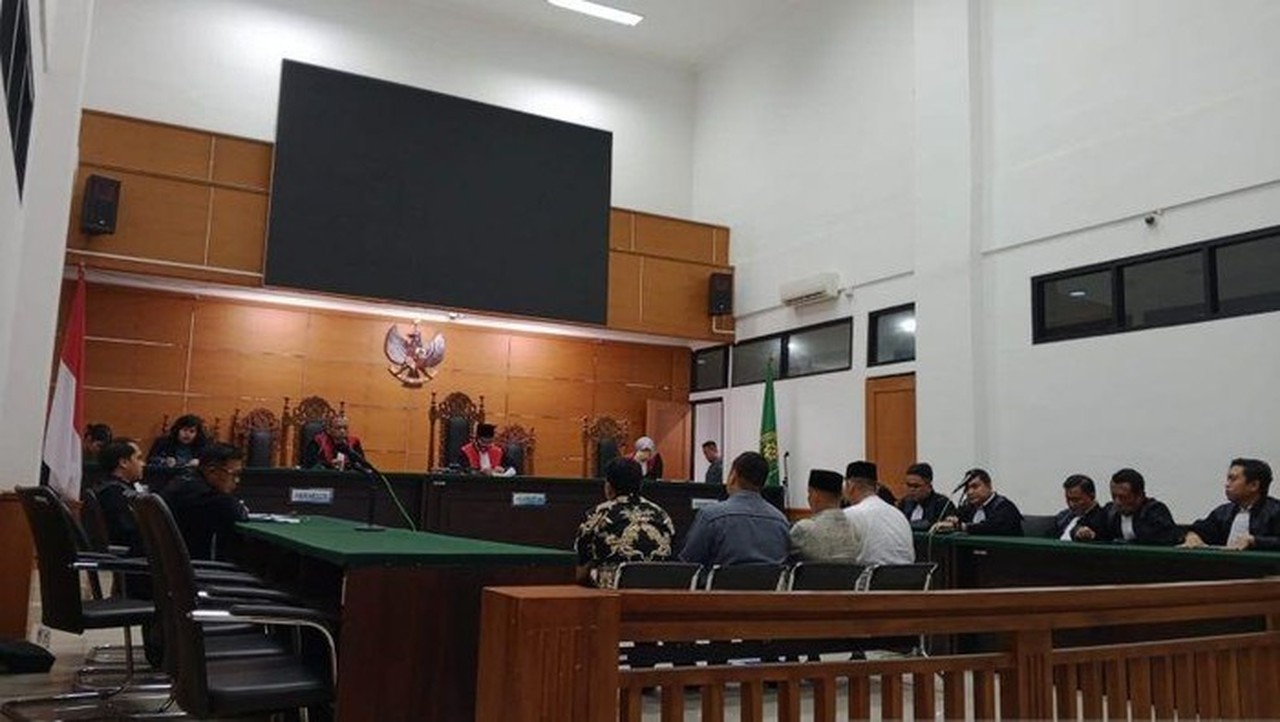 Kepala Desa Kohod Divonis 3,5 Tahun Penjara dan Denda Rp 100 Juta dalam Kasus Korupsi Pagar Laut Tangerang Kepala Desa Kohod Divonis 3,5 Tahun Penjara dan Denda Rp 100 Juta dalam Kasus Korupsi Pagar Laut Tangerang