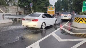 Tol Sedyatmo Arah Bandara Soetta Tergenang 30 Cm, Mobil Pompa Air Disiagakan