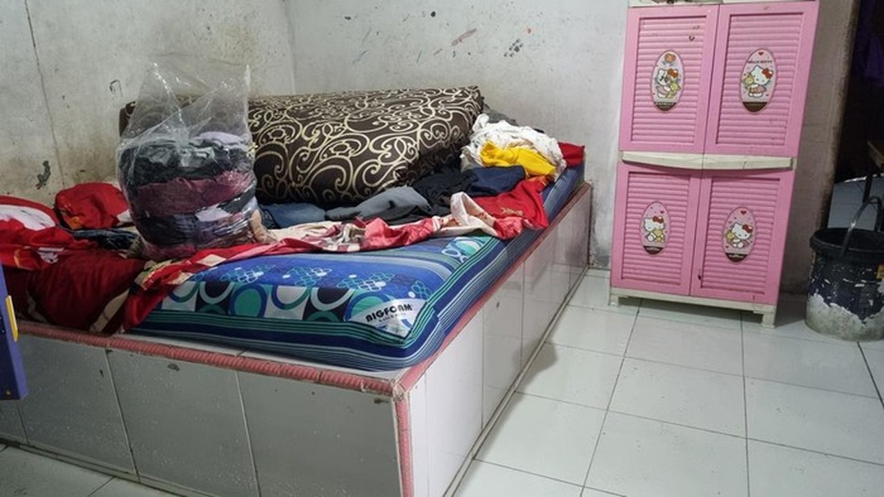 Foto: Warga Warakas Jakut Membuat Ranjang Dari Corcoran Lantaran Sering Kebanjiran (taufiq/detik)