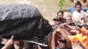 Jembatan Ambruk, Warga Halmahera Utara Terpaksa Gotong Jenazah Lewati Sungai Arus Deras