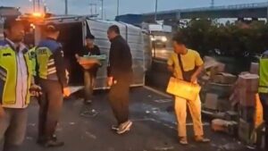 Truk Boks Terguling di Tol Wiyoto Wiyono Akibat Pecah Ban, Lalin Tersendat