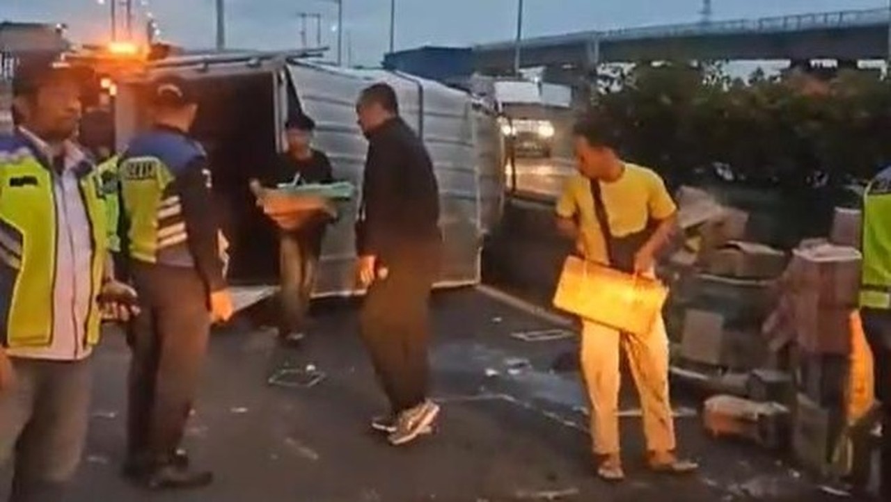 Truk Boks Terguling di Tol Wiyoto Wiyono Akibat Pecah Ban, Lalin Tersendat