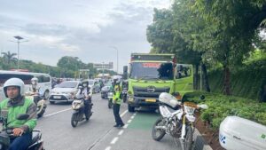 Truk Gangguan Sebabkan Kepadatan Lalu Lintas di Gatot Subroto Arah Kuningan