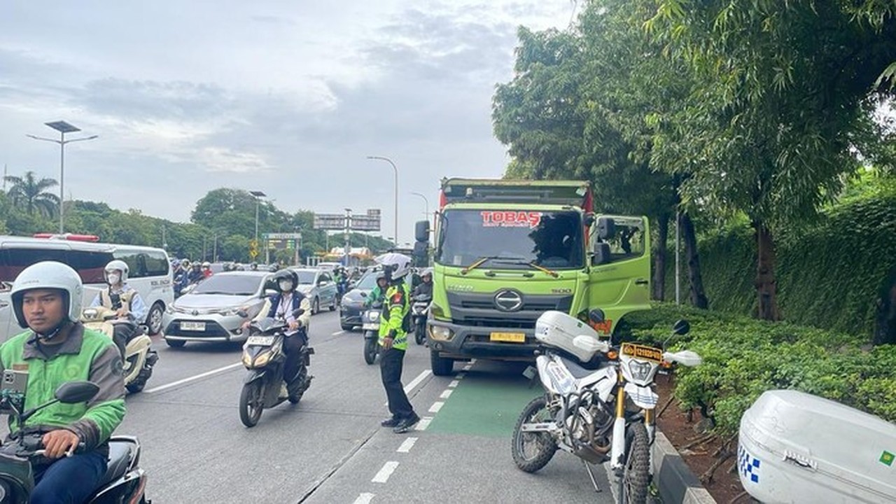 Truk Gangguan Sebabkan Kepadatan Lalu Lintas di Gatot Subroto Arah Kuningan