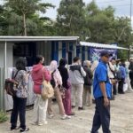 Antrean Panjang Penumpang TransJakarta di Pintu Tol Sawangan Depok, Warga Keluhkan Fasilitas