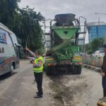 Truk Molen Lepas Kendali, Hantam Pembatas Jalan di Yos Sudarso Jakarta Utara