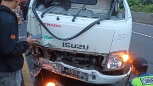 Truk Boks Terguling di Tol Wiyoto Wiyono Akibat Pecah Ban, Arus Lalu Lintas Sempat Terganggu