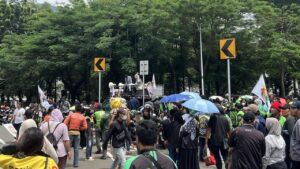Massa Ojol Demo di Kedubes AS, Jalan Medan Merdeka Selatan Jakarta Pusat Ditutup Total