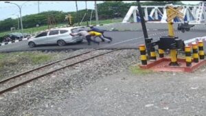 Aksi Heroik Kabid Humas Polda Jateng Selamatkan Mobil Mogok di Rel Kereta Semarang