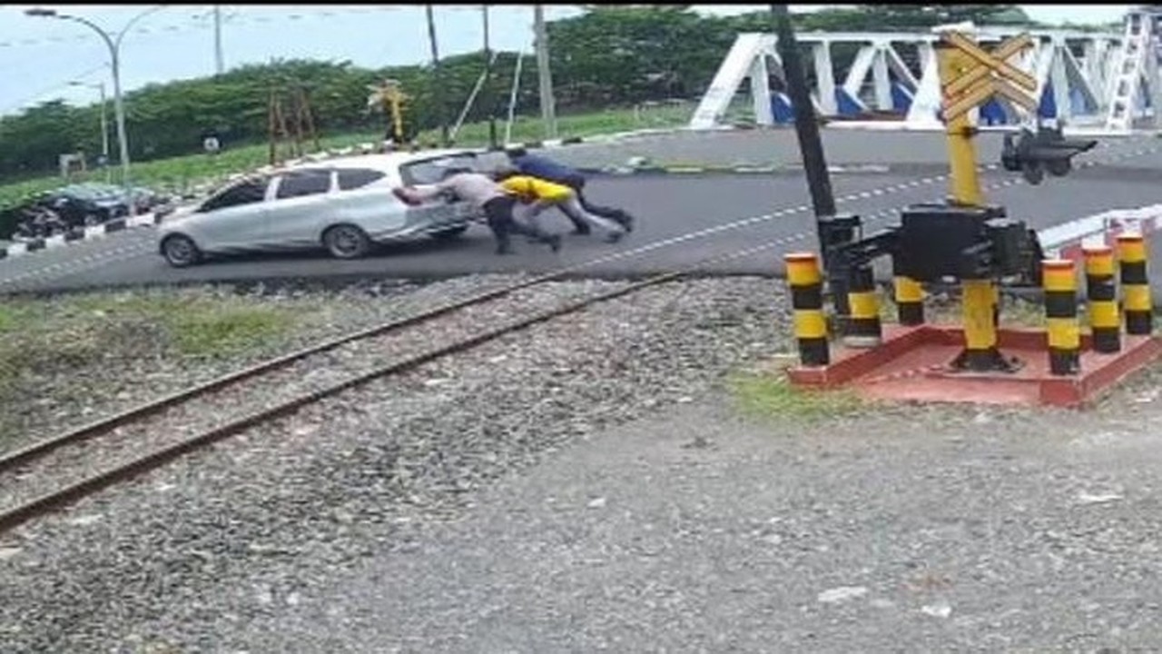 Aksi Heroik Kabid Humas Polda Jateng Selamatkan Mobil Mogok di Rel Kereta Semarang