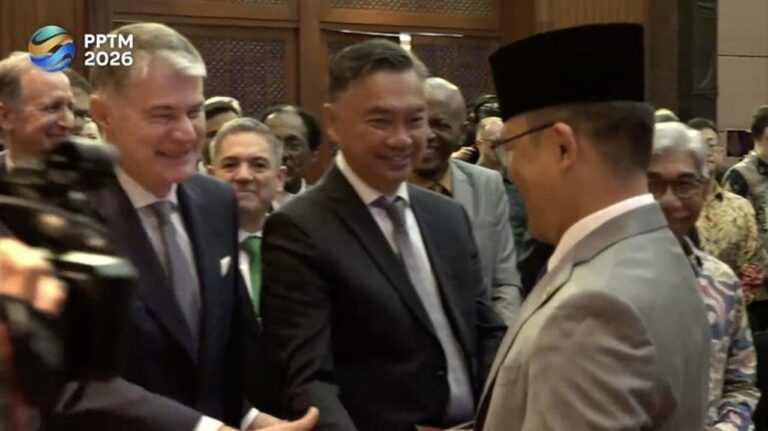 Momen Sugiono Sapa Dino Patti Djalal di Acara Tahunan Kemlu 2026