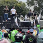 Massa Ojol Tuntut AS Bebaskan Maduro dan Desak Perpres Kesejahteraan di Depan Kedubes AS