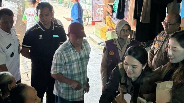 Tim Trauma Healing Polda Metro Jaya dan Mahasiswa UI Pulihkan Psikologis Korban Banjir Cilincing