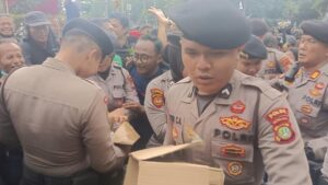 Aksi Ojol di Kedubes AS: Polisi Bagikan Roti dan Air Mineral, Tuntut Bebas Maduro