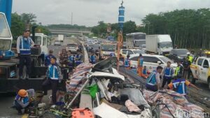Kecelakaan Maut Tol Batang: Voxy dan Mercy Ringsek Tertimbun Besi, Satu Tewas