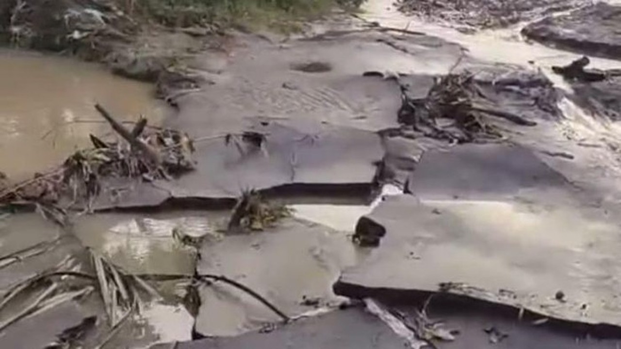 Banjir Lombok: Aspal Jalan Kuta-Selong Belanak Terkelupas, Akses Wisata Terhambat Banjir Lombok: Aspal Jalan Kuta-Selong Belanak Terkelupas, Akses Wisata Terhambat