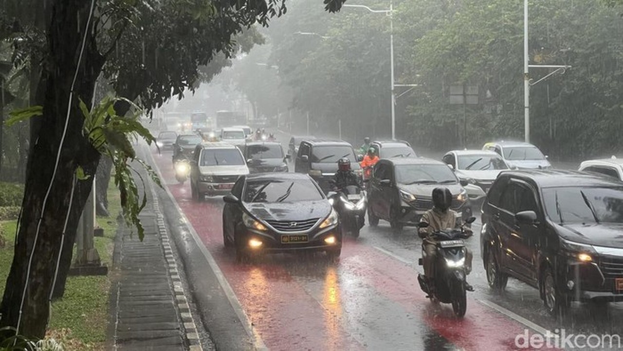 Demo Ojol di Kedubes AS Berakhir, Jalan Medan Merdeka Selatan Kembali Dibuka Lancar