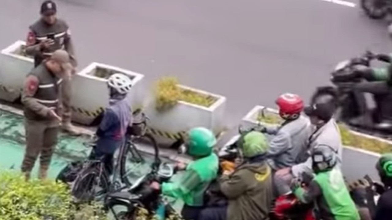 Pesepeda Wanita Viral Hadang Motor di Jalur Sepeda Sudirman, Satpol PP Turun Tangan