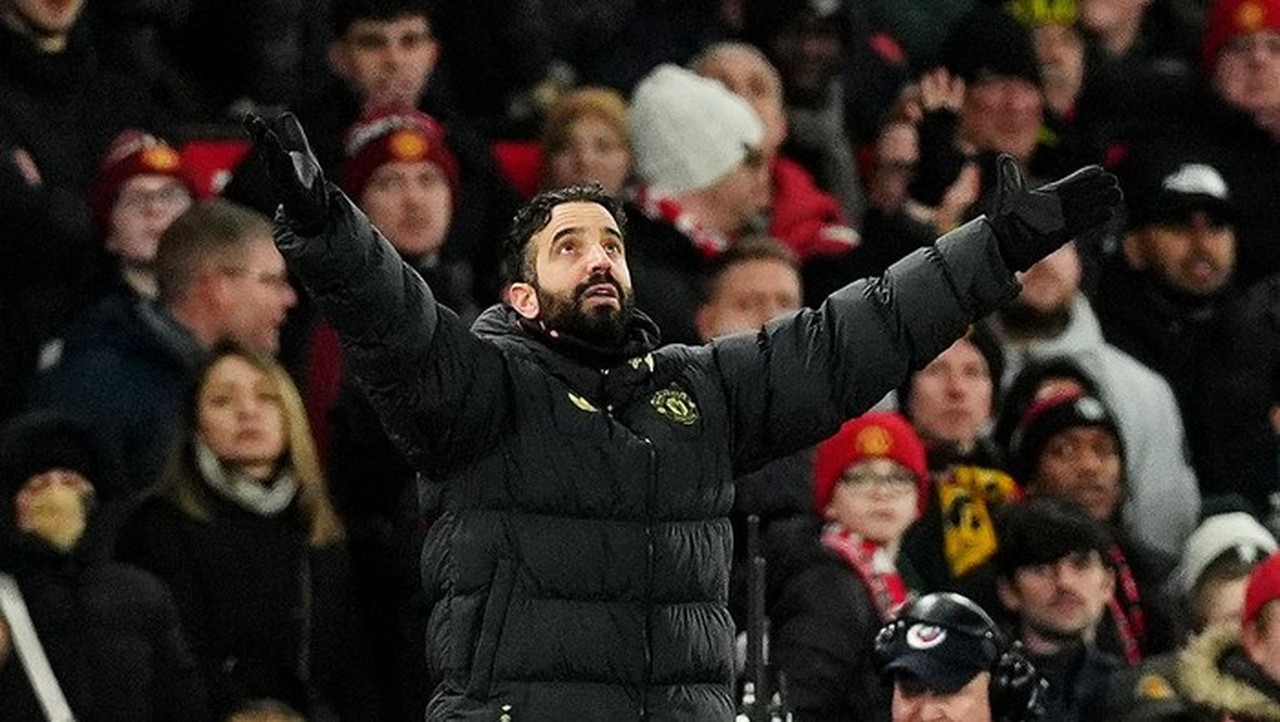 Gary Neville Terkejut MU Pecat Amorim Mendadak, Sebut Keputusan Buruk Gary Neville Terkejut MU Pecat Amorim Mendadak, Sebut Keputusan Buruk