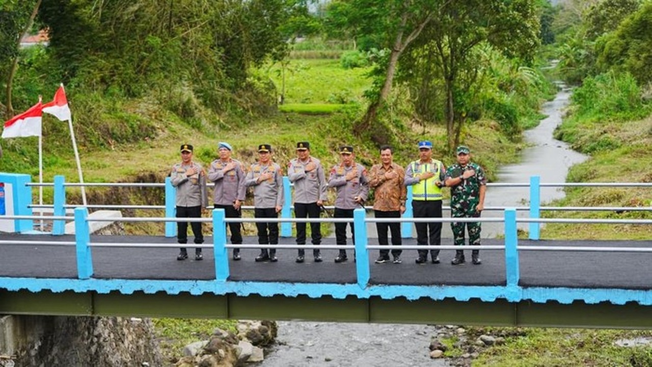 Kapolri Resmikan 19 Jembatan Merah Putih Presisi di Jawa Tengah, Permudah Akses Warga Kapolri Resmikan 19 Jembatan Merah Putih Presisi di Jawa Tengah, Permudah Akses Warga