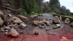 Longsor Terjang Dua Ruas Jalan Lebak Akibat Hujan Ekstrem, Satu Warung Hancur