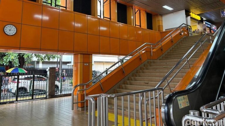 Stasiun Cikini-Jayakarta Berhias Warna-warni Cerah, Penumpang KRL Merasa Lebih Bahagia Stasiun Cikini-Jayakarta Berhias Warna-warni Cerah, Penumpang KRL Merasa Lebih Bahagia