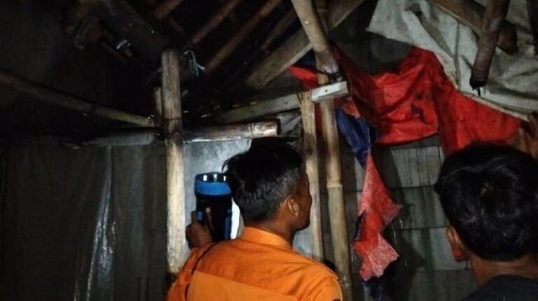 Atap Rumah Warga Bogor Ambruk Diterjang Hujan Deras dan Angin Kencang