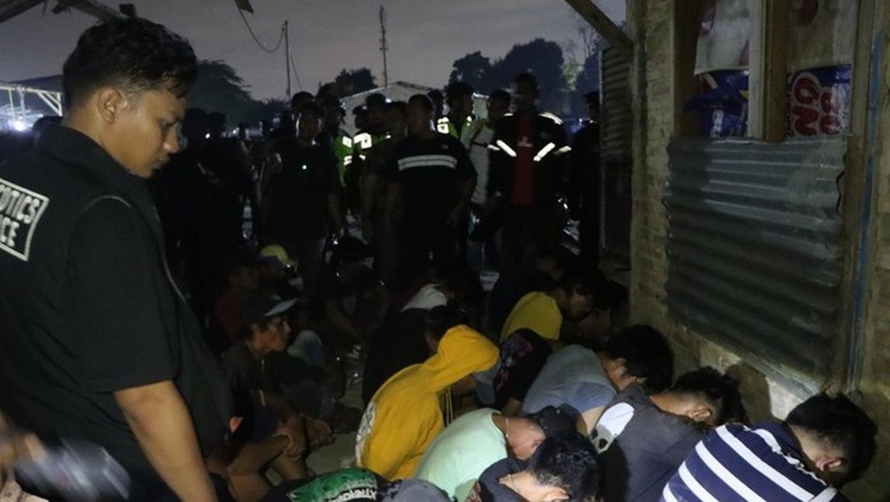 Polrestabes Medan Gerebek Sarang Judi dan Narkoba Jermal 15, 41 Orang Diamankan Polrestabes Medan Gerebek Sarang Judi dan Narkoba Jermal 15, 41 Orang Diamankan