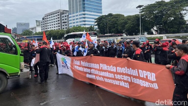 Massa Buruh Berkumpul di Depan DPR, Tuntut Revisi UMP dan Tolak Pilkada DPRD