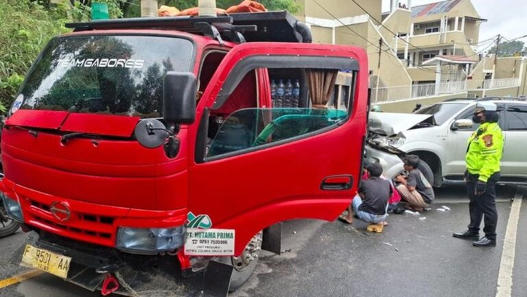 Truk Gagal Menanjak Mundur Tabrak Fortuner Hingga Ringsek di Depok